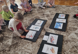 Dzieczynka kładzie ilustracje związaną z hokejem