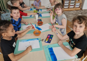 Dzieci siedza przy stoliku