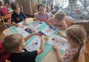 Dzieci malują farbami