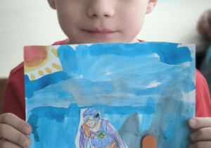 Chłopiec z pracą plastyczną narciarz