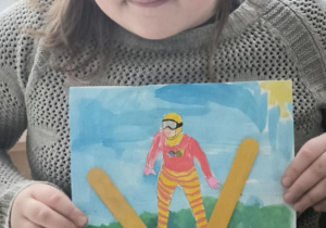 Dziewczynka z pracą plastyczną skoczka narciarskiego