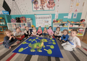 Dzieci z sylweta dinozaura i ciekawostkami o nim