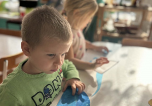 Chłopiec z niebieskim talerzykiem