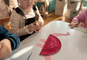 Dziewczynka z czerwonym dinozaurem