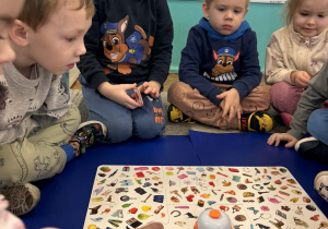 Dzieci grają w grę