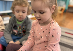 Dziewczynka losuje kartę do gry