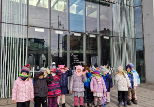 Dzieci prze Filharmonią