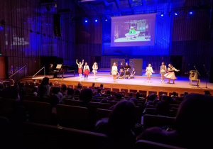 Aktorzy tanćzą rock and roll