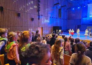 Dzieci próbują tańczyć rock and roll