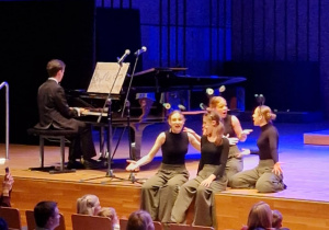 Aktorxy siedzą na scenie