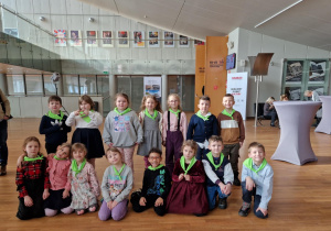 Dzieci stoją przed szatnią