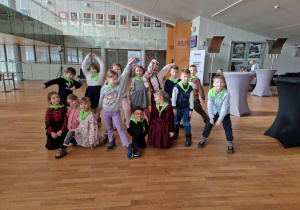 Dzieci w pozie w Filharmonii