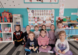 Dzieci z grupy drugiej przy tablicy z napisem Tłusty Czwartek