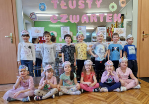 Dzieci z grupy trzeciej pod napisem Tłusty Czwartek