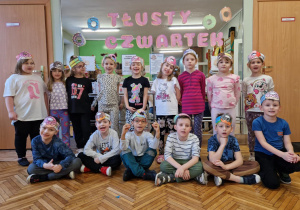 Dzieci z grupy czwartej pod napisem Tłusty Czwartek