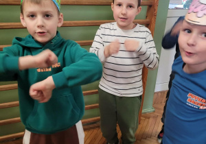 Chłopcy robią młynek rękoma