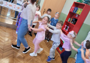 Dzieci robią pociąg