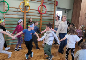 Dzieci bawią się do muzyki i robią pociąg