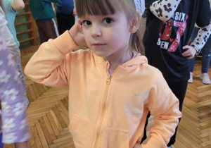 Dziewczynka łapie się za ucho