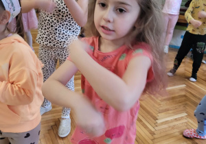 Dziewczynka robi młynek rękoma