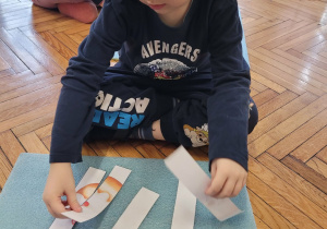 Chłopiec rozkłada puzzle