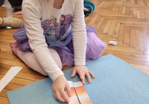 Dziewczynka układa puzzle