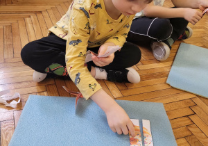 Chłopiec uklada paski z puzzli