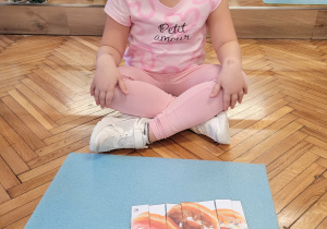 Dziewczynka z ułożonymi puzzlami