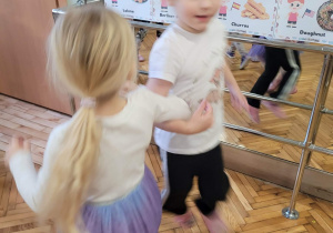 Dziewczynki kręcą się razem