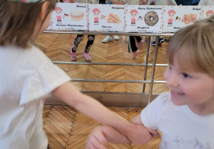 Dziewczynki robią haczyki i kręcą się w kółko