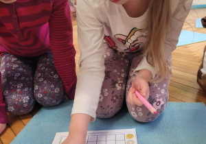 Dziewczynka liczy pączki