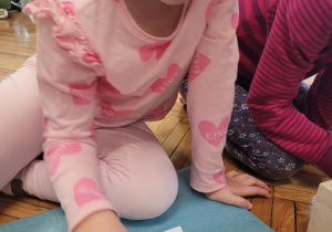 Dziewczynka przelicza pączki