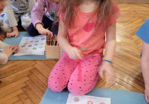 Dzieci szukają par pączków