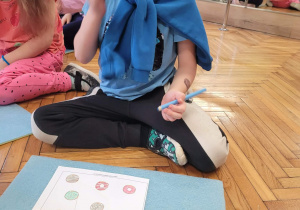 Chłopiec zastanawia się nad zadaniem z pączkami