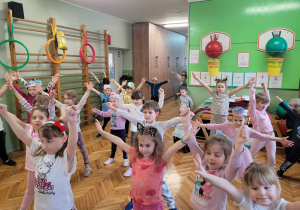 Dzieci ćwiczą z pączkiem