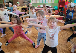 Dzieci robią pączkowe pozy