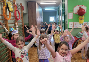 Dzieci z rękoma w górze