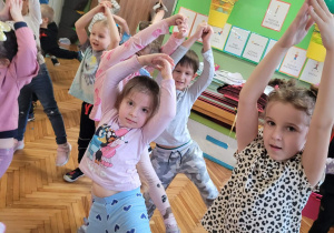 Dzieci w pączkowej pozie