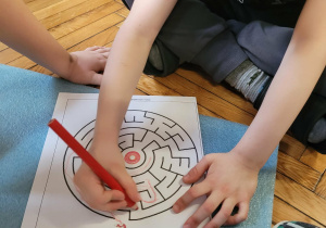 Chłopiec rozwiązuje labirynt