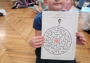 Chłopiec pokazuje rozwiązany labirynt