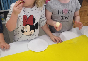 dzieci jedza pączki