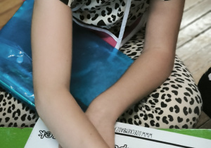 Dziewcyznka koloruje pączka