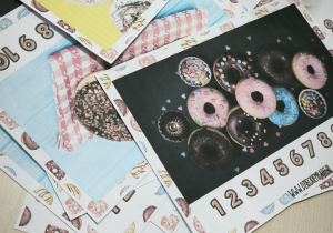 Karty z różnymi rodzajami pączków