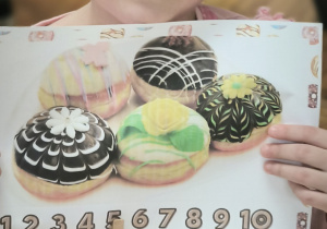 Dziewczynka pokazuje kartę z pączkami