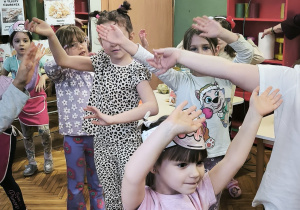 Dzieci machają rękoma