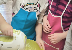 Dziewczynka miesza ciasto w misce