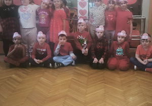 Dzieci pod napisem Walentynki