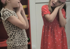 Dziewczynki tańczą