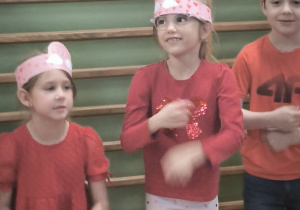 Dzieci robia młynek rękoma