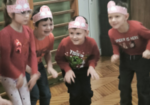 Dzieci robią przysiady